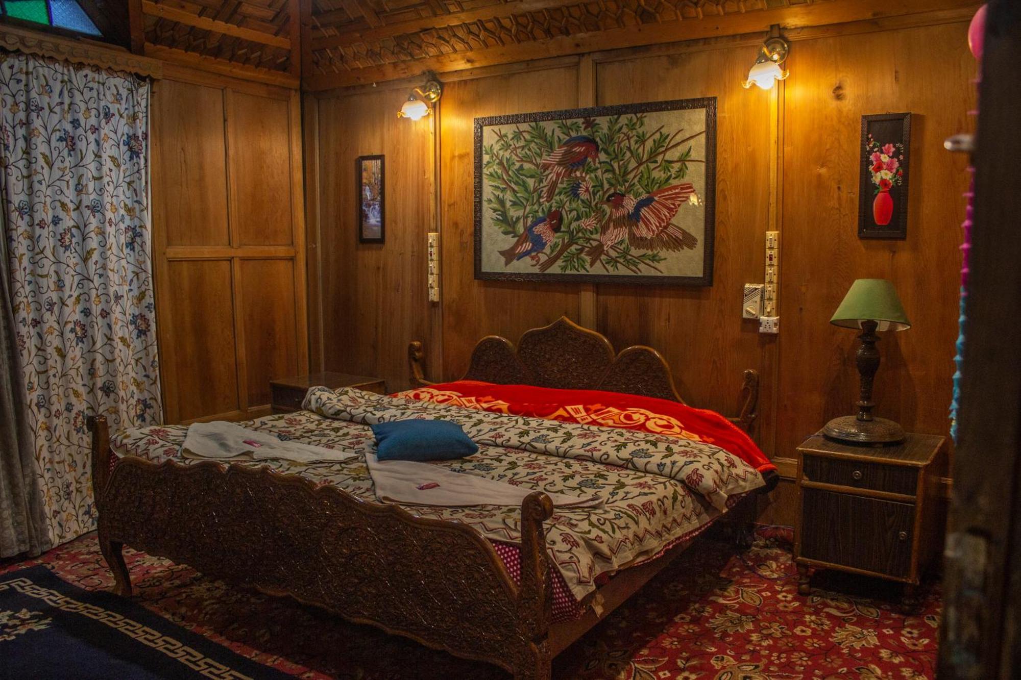 House Boat New Manora Bed & Breakfast Srīnagar Exterior foto
