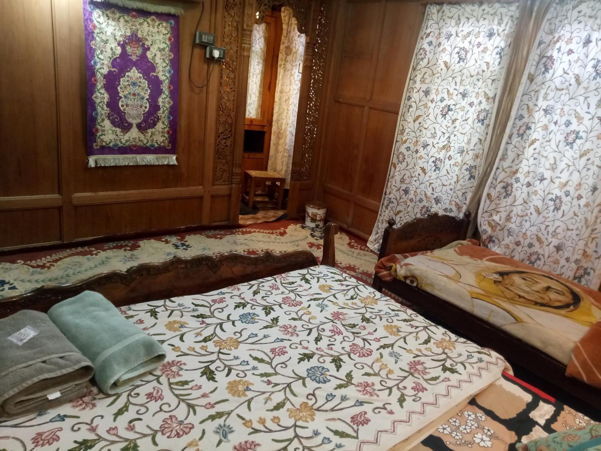 House Boat New Manora Bed & Breakfast Srīnagar Exterior foto