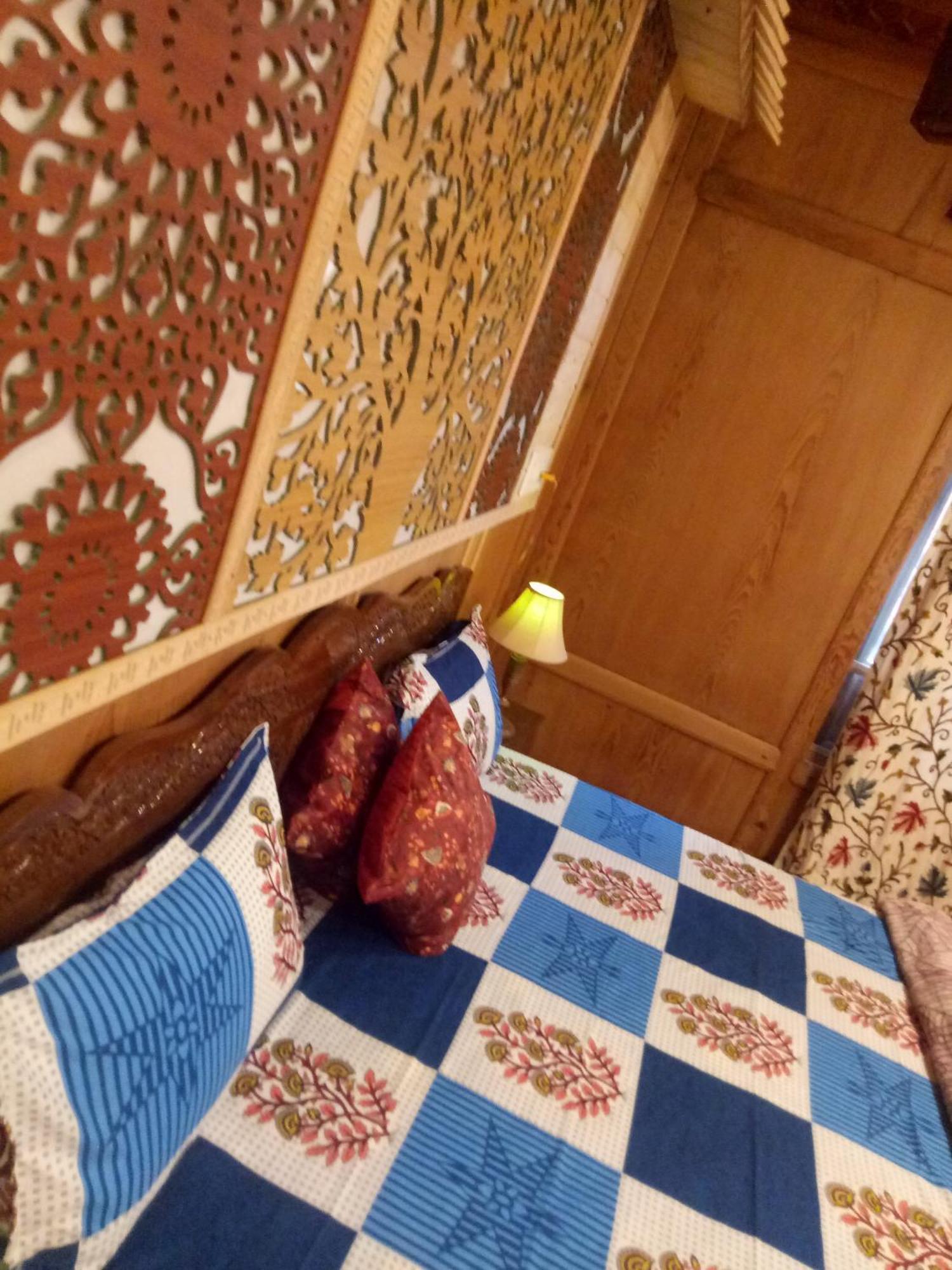 House Boat New Manora Bed & Breakfast Srīnagar Exterior foto
