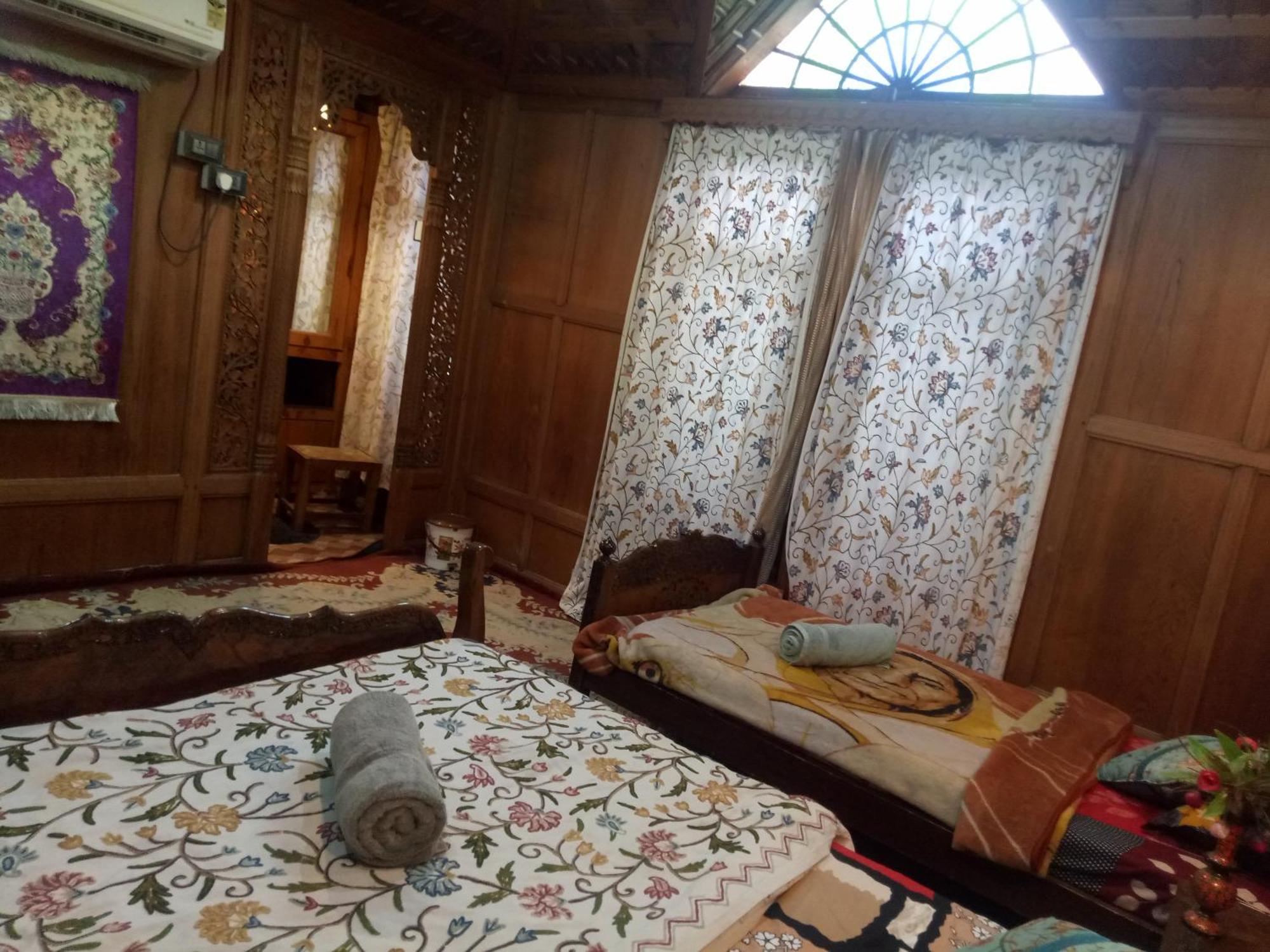 House Boat New Manora Bed & Breakfast Srīnagar Exterior foto