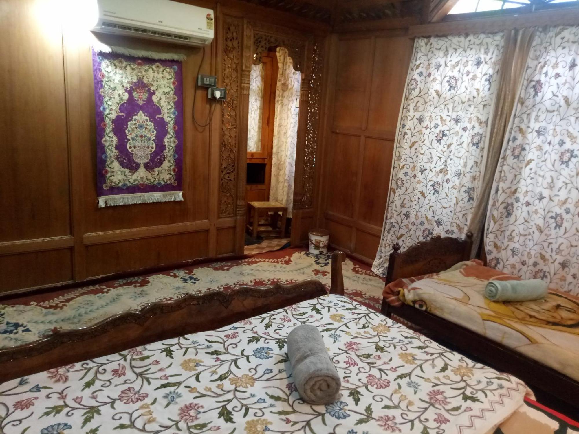 House Boat New Manora Bed & Breakfast Srīnagar Exterior foto