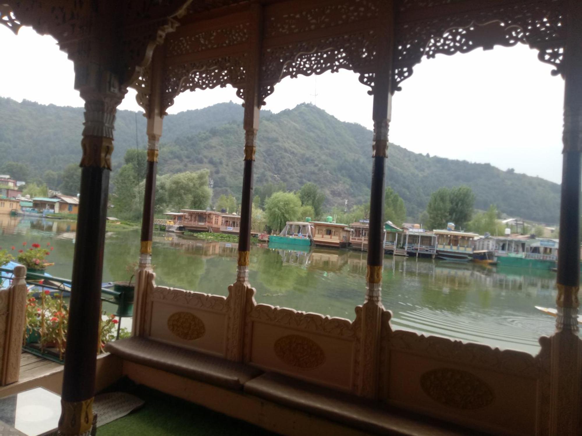 House Boat New Manora Bed & Breakfast Srīnagar Exterior foto