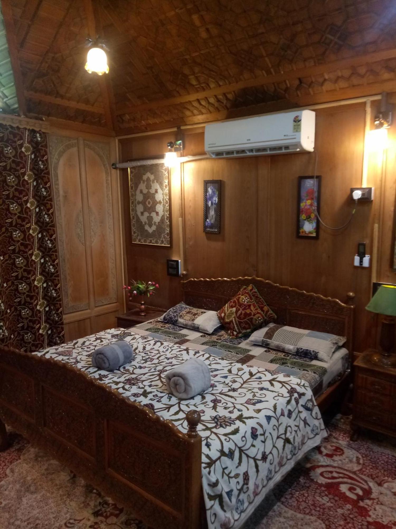 House Boat New Manora Bed & Breakfast Srīnagar Exterior foto