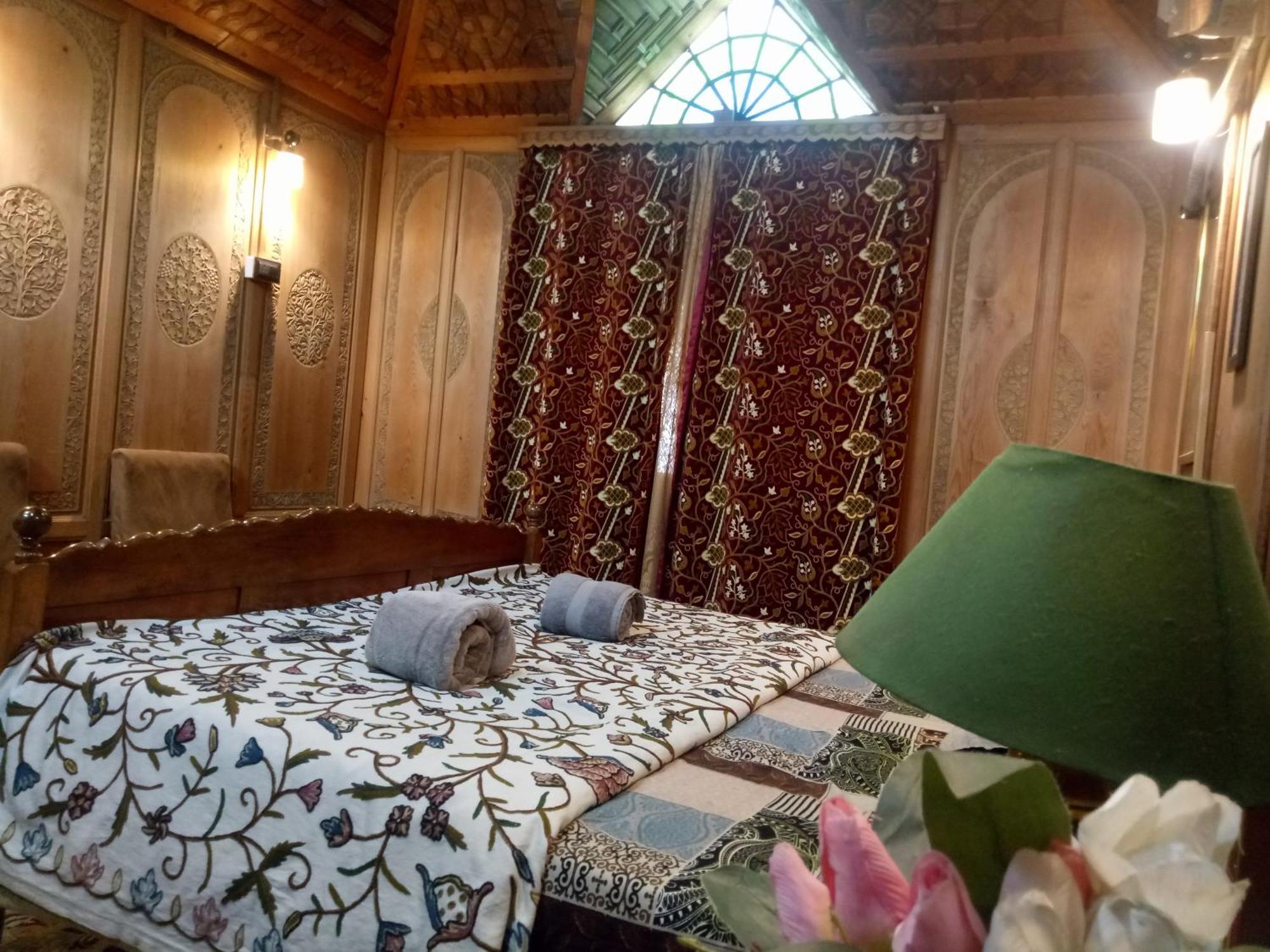 House Boat New Manora Bed & Breakfast Srīnagar Exterior foto