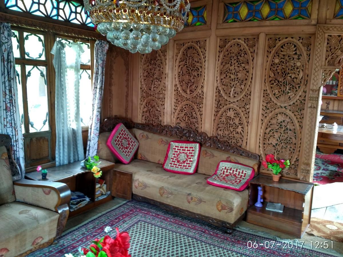 House Boat New Manora Bed & Breakfast Srīnagar Exterior foto