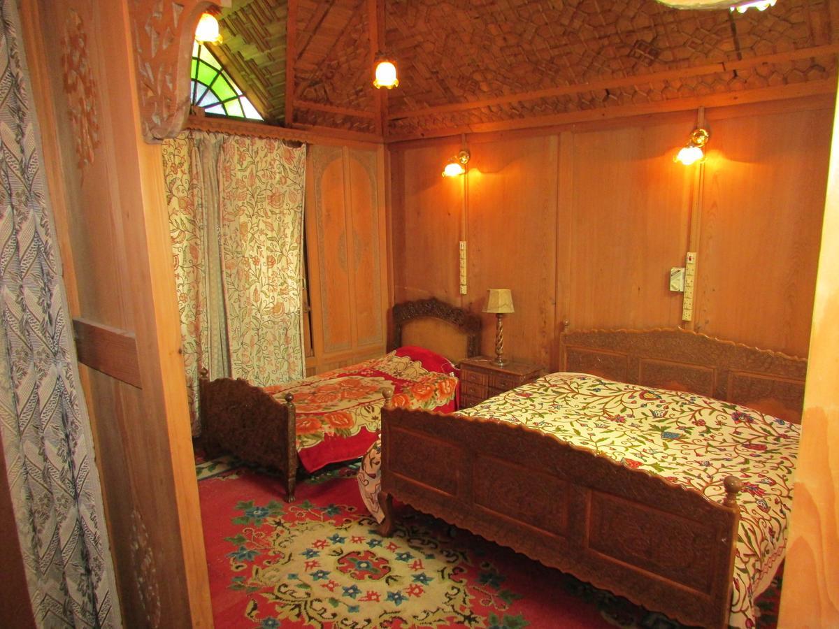 House Boat New Manora Bed & Breakfast Srīnagar Exterior foto