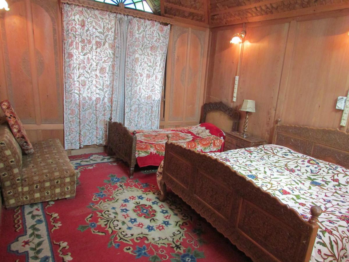 House Boat New Manora Bed & Breakfast Srīnagar Exterior foto