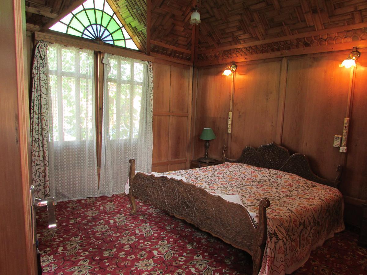 House Boat New Manora Bed & Breakfast Srīnagar Exterior foto