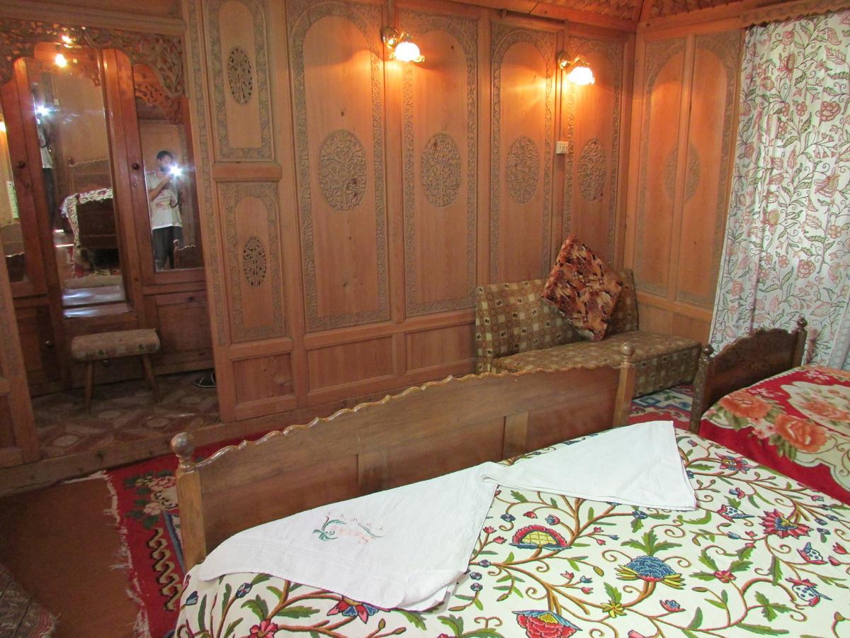 House Boat New Manora Bed & Breakfast Srīnagar Exterior foto
