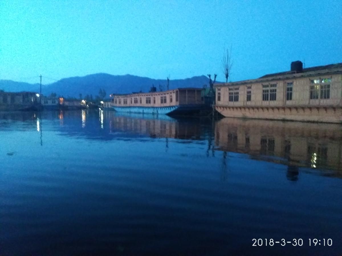House Boat New Manora Bed & Breakfast Srīnagar Exterior foto